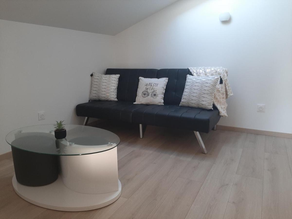 Logement Confortable Dans Residence Privee A Amplepuis Exterior photo