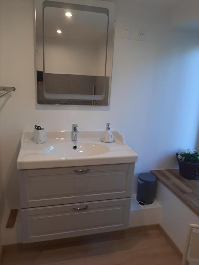 Logement Confortable Dans Residence Privee A Amplepuis Exterior photo